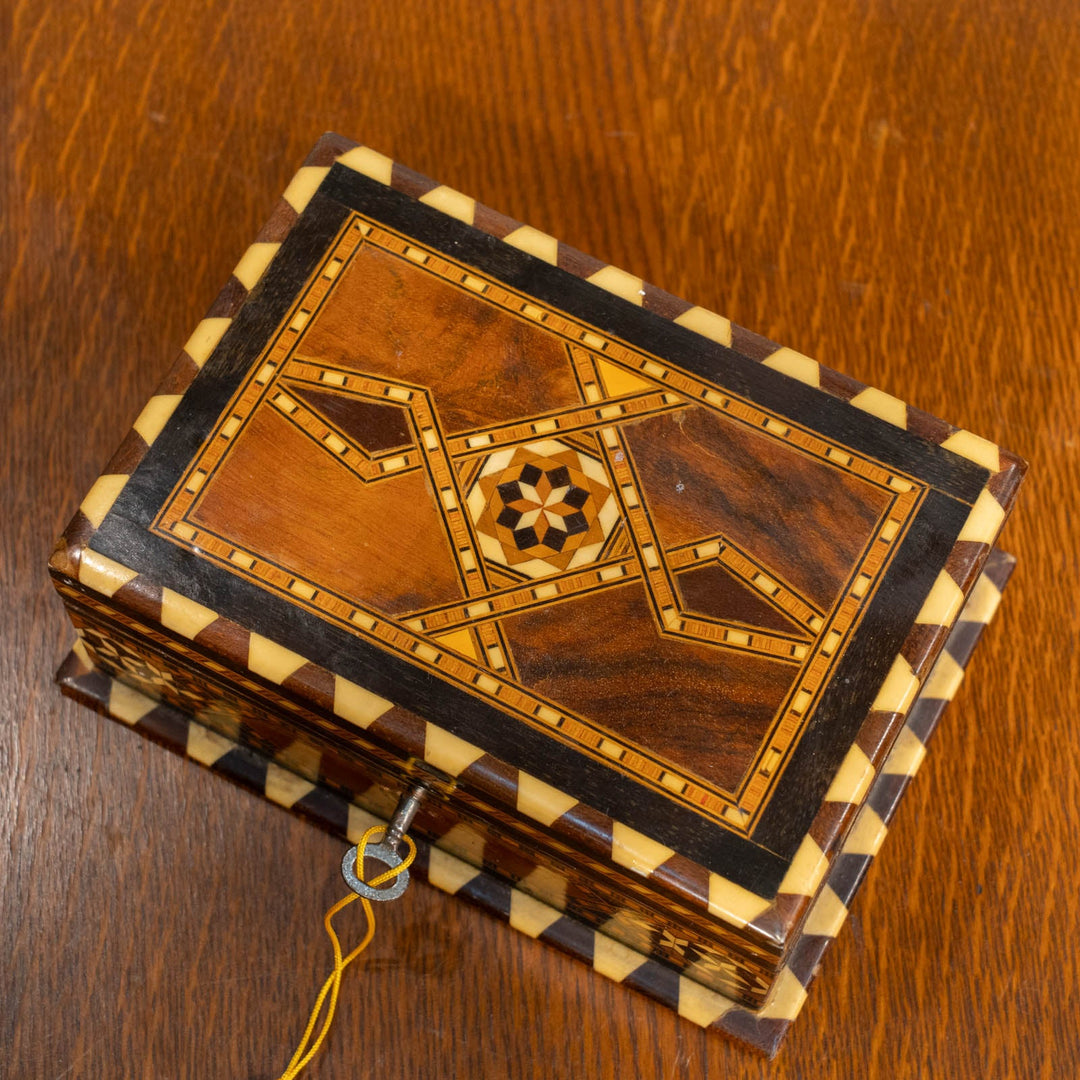 繊細な幾何学模様が特徴 インレイ タラセア ジュエリーボックス /25G