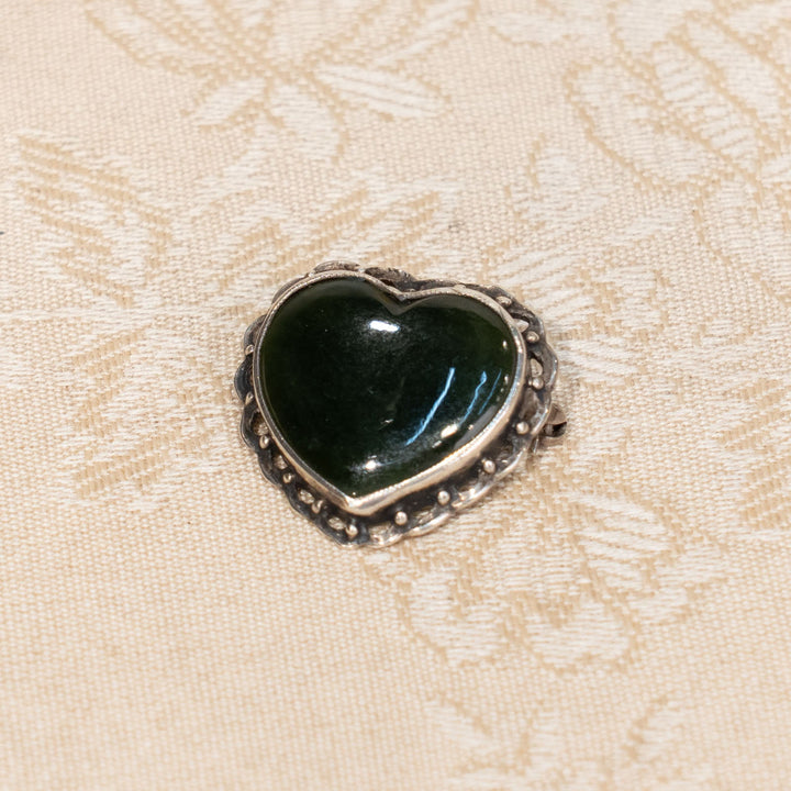 可愛らしいハートモチーフ ネフライト アンティークブローチ /25G