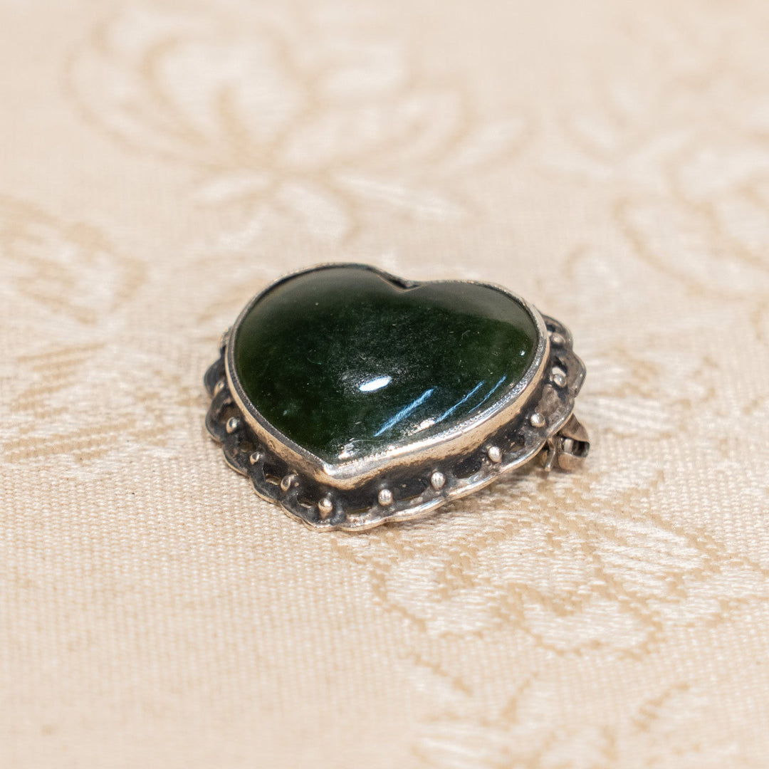 可愛らしいハートモチーフ ネフライト アンティークブローチ /25G