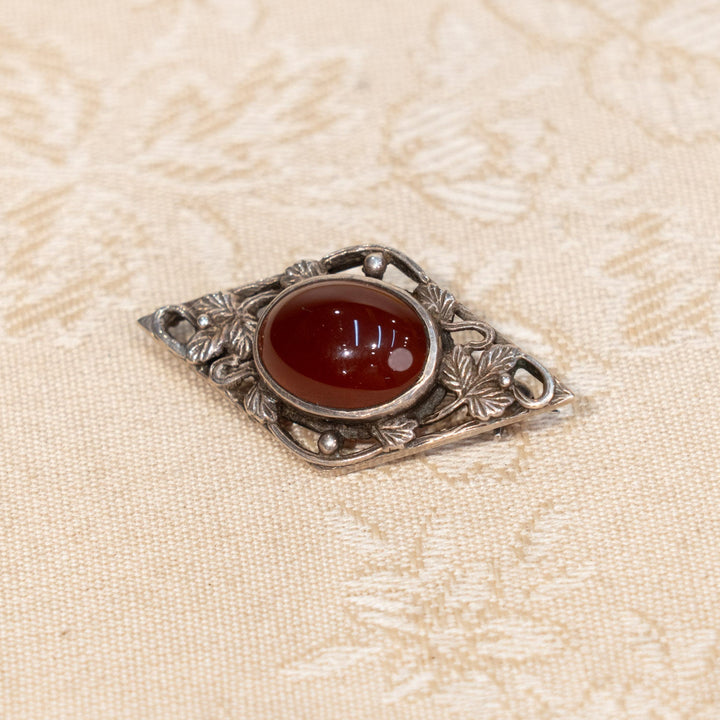 菱形の洗練されたフレームに赤褐色の石が美しい カーネリアン アンティークブローチ /25G