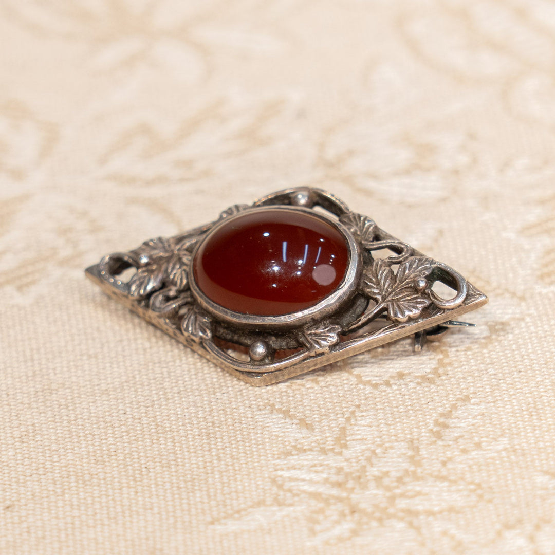 菱形の洗練されたフレームに赤褐色の石が美しい カーネリアン アンティークブローチ /25G