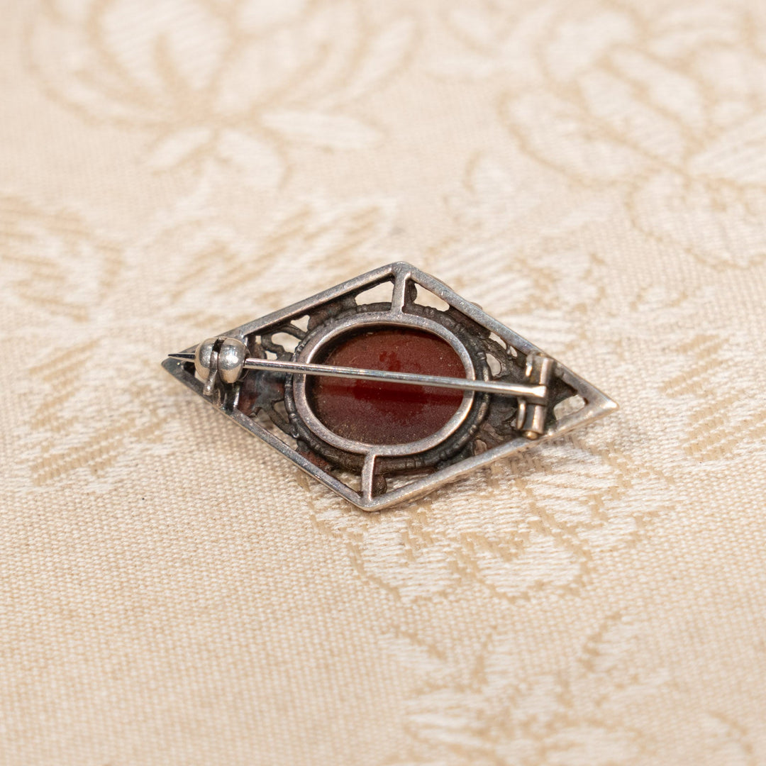 菱形の洗練されたフレームに赤褐色の石が美しい カーネリアン アンティークブローチ /25G