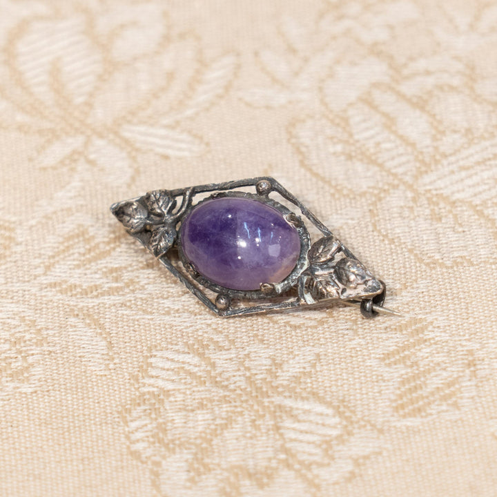 菱形の洗練されたフレームに深紫色の石がエレガント アンティークブローチ /25G