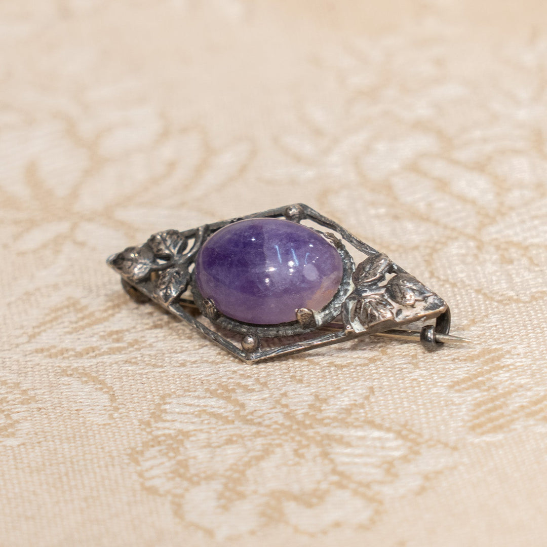 菱形の洗練されたフレームに深紫色の石がエレガント アンティークブローチ /25G