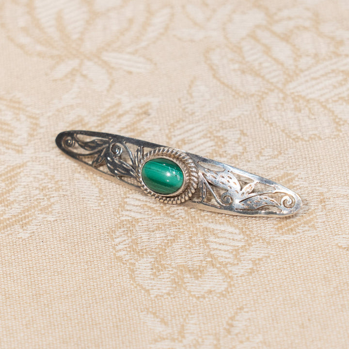 自然を感じる優美なデザインにマラカイトが映える アンティークバーブローチ /25G