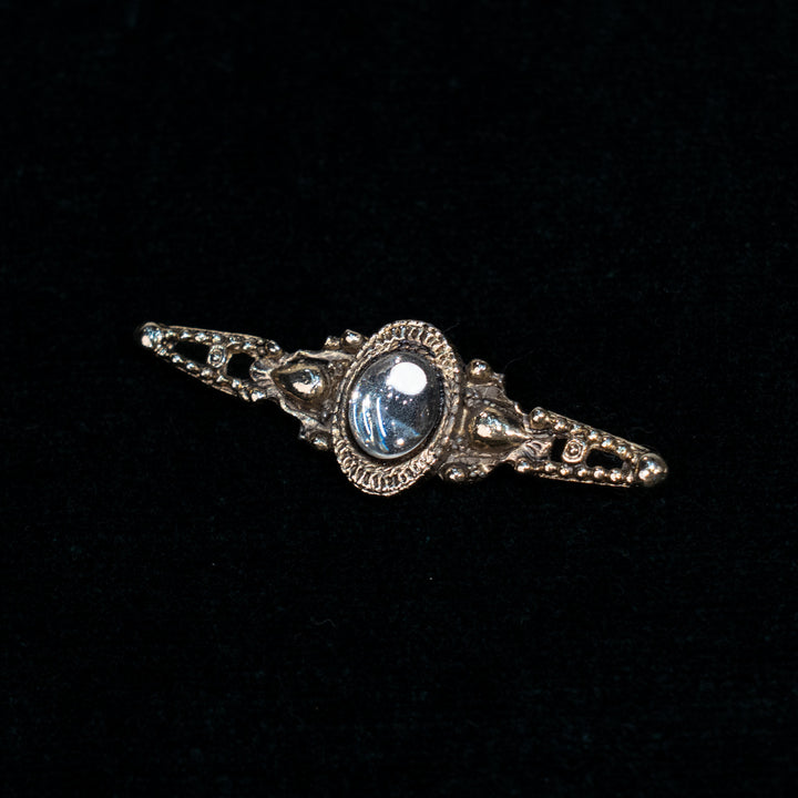 繊細でエレガントなデザインが際立つ アンティークバーブローチ /25G