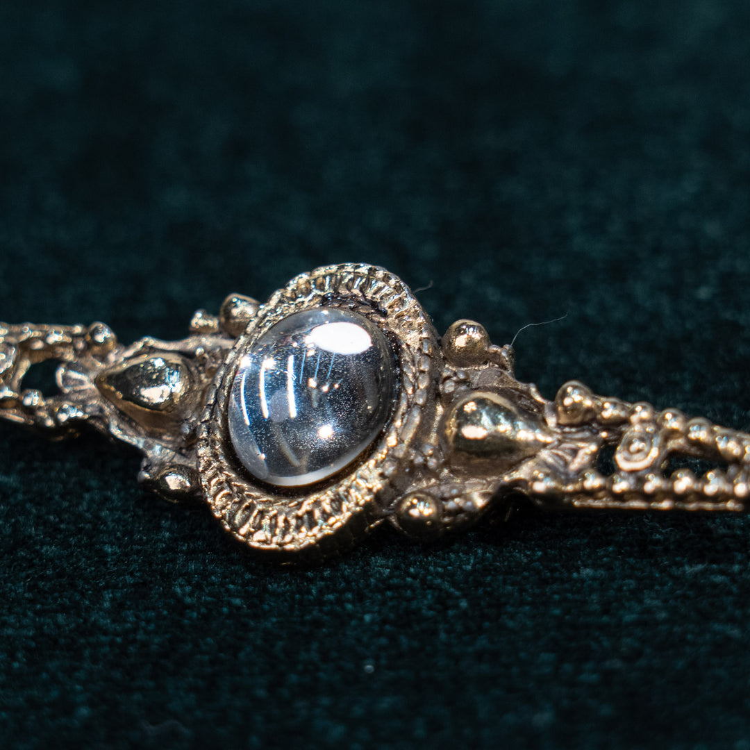 繊細でエレガントなデザインが際立つ アンティークバーブローチ /25G