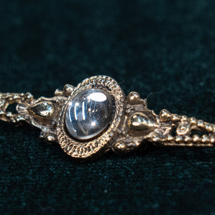 繊細でエレガントなデザインが際立つ アンティークバーブローチ /25G