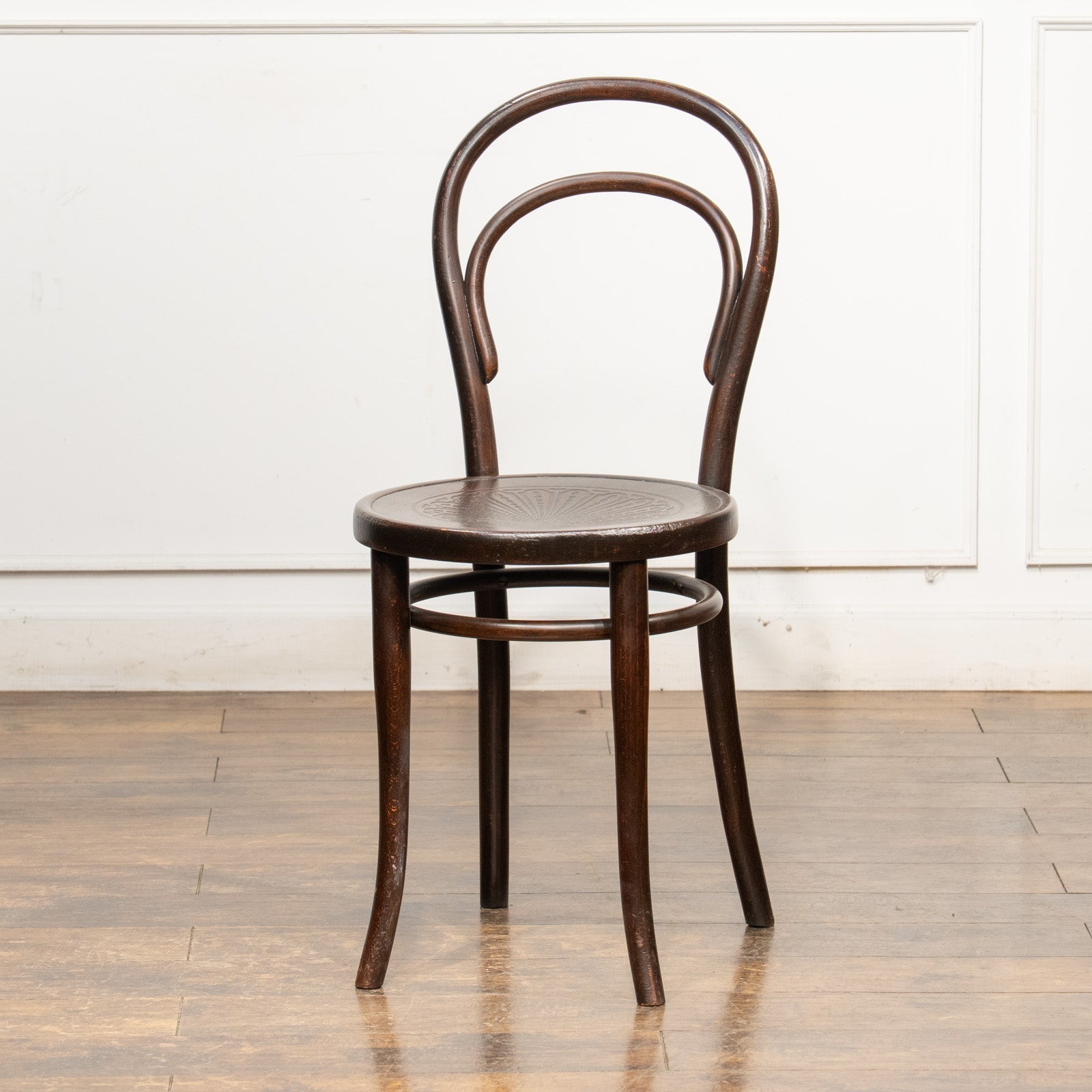 THONET トーネット】背もたれの曲線や座面の彫りも美しい ダブルループ