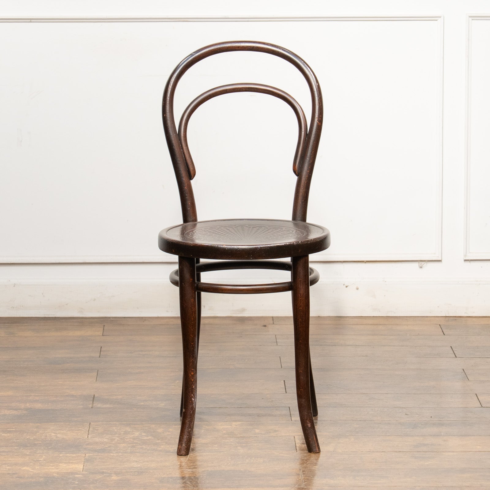 THONET トーネット】背もたれの曲線や座面の彫りも美しい ダブルループ