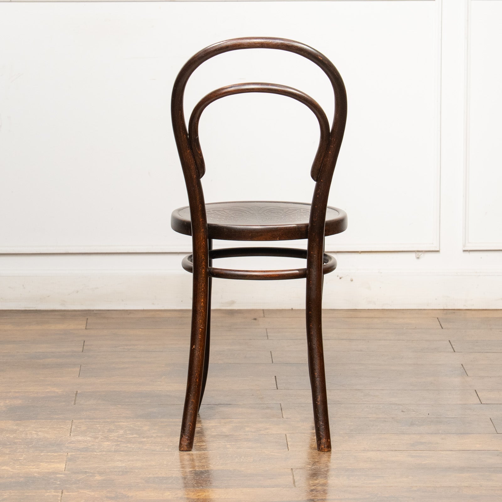 THONET トーネット】背もたれの曲線や座面の彫りも美しい ダブルループ