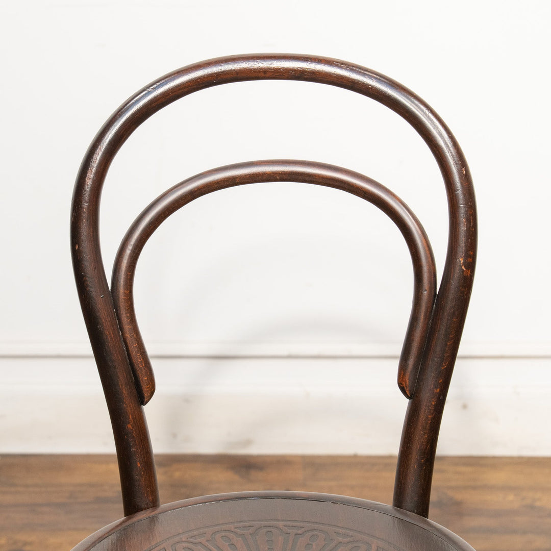 【THONET トーネット】背もたれの曲線や座面の彫りも美しい ダブルループバック ベントウッドチェア /25F-1