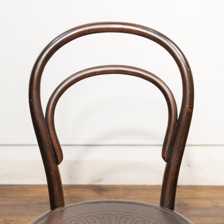 【THONET トーネット】背もたれの曲線や座面の彫りも美しい ダブルループバック ベントウッドチェア /25F-1