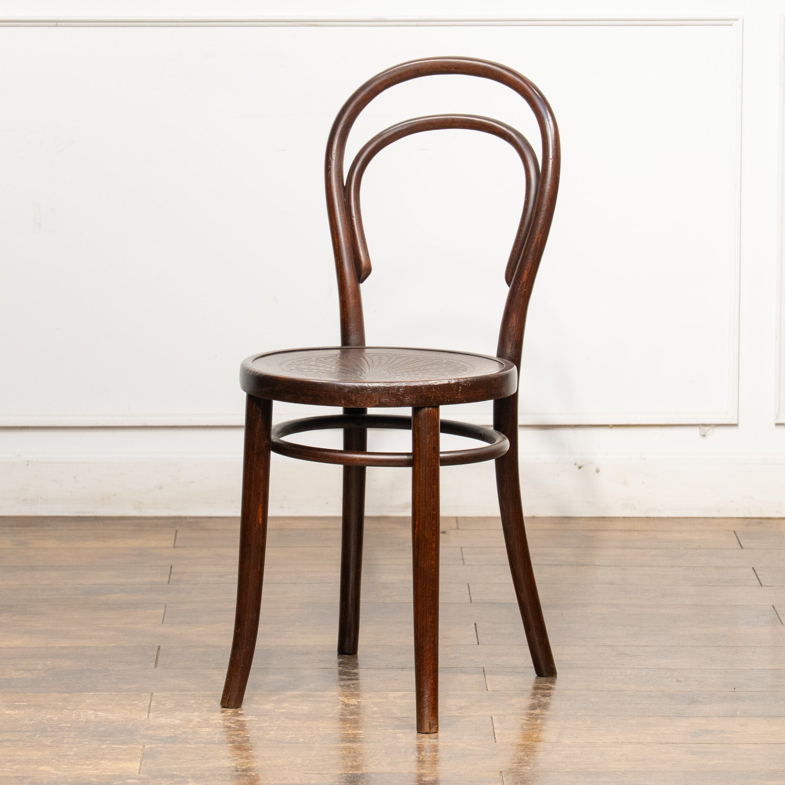 THONET トーネット】背もたれの曲線や座面の彫りも美しい ダブルループ