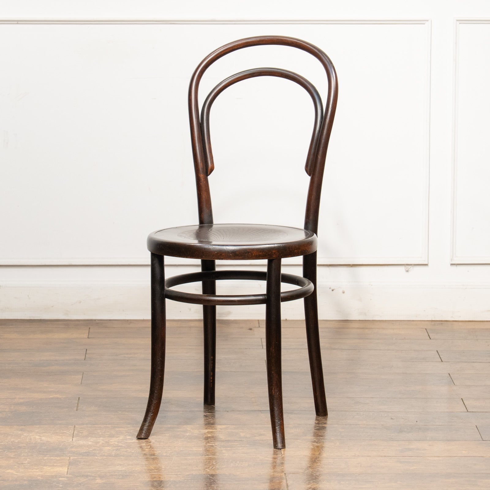 FISCHEL フィッシェル】背もたれの曲線や座面の彫りも美しい ダブル