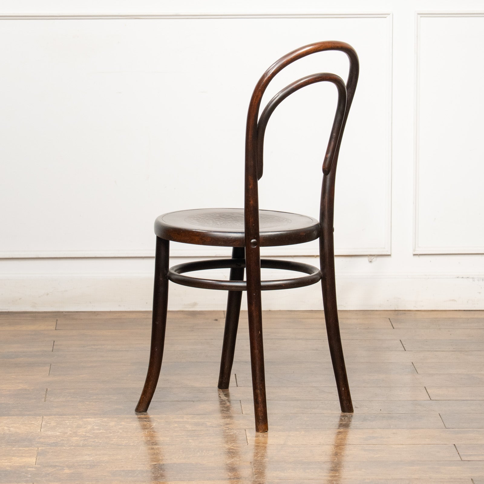 FISCHEL フィッシェル】背もたれの曲線や座面の彫りも美しい ダブル