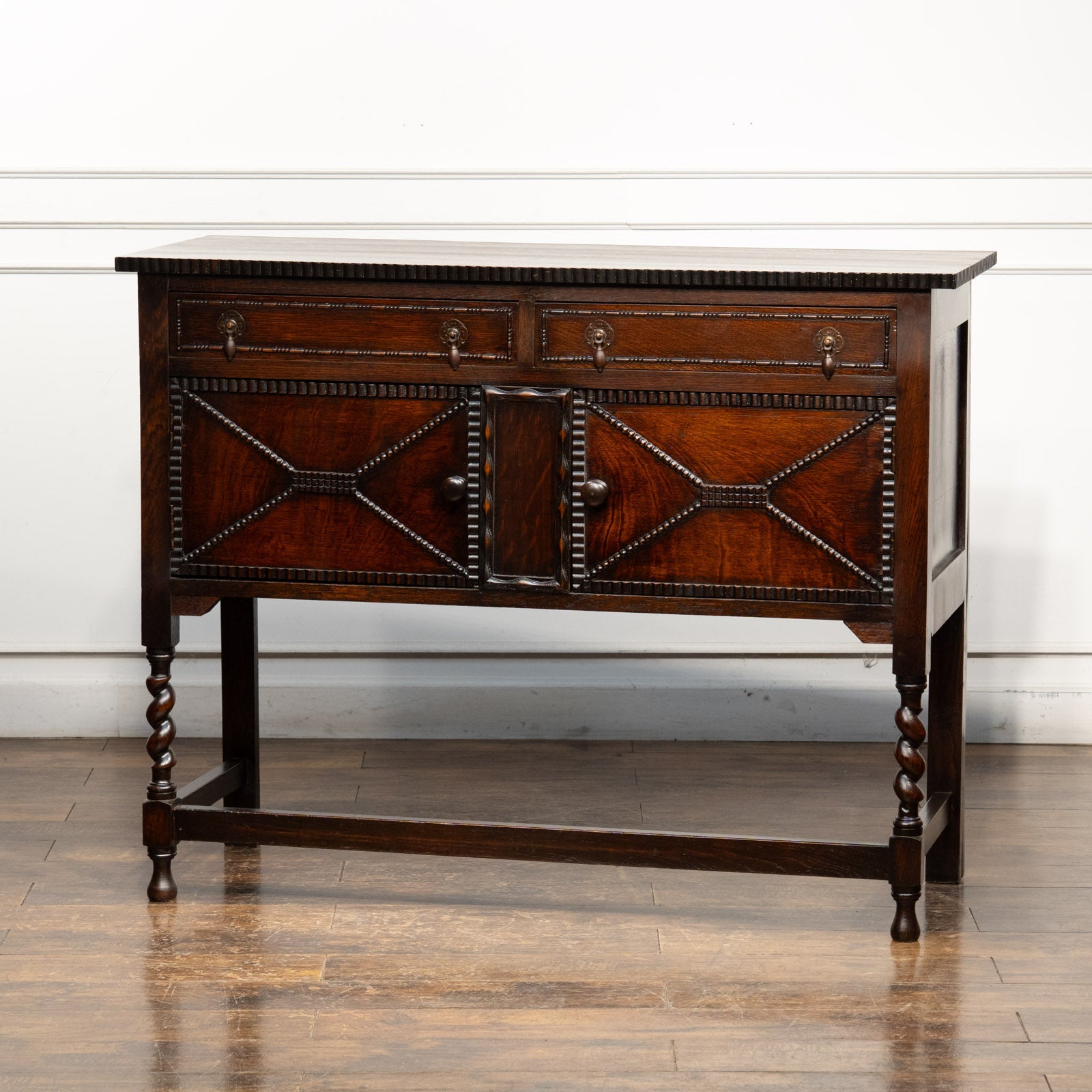 繊細かつ力強さを感じる装飾が目を惹く オーク サイドボード /25F