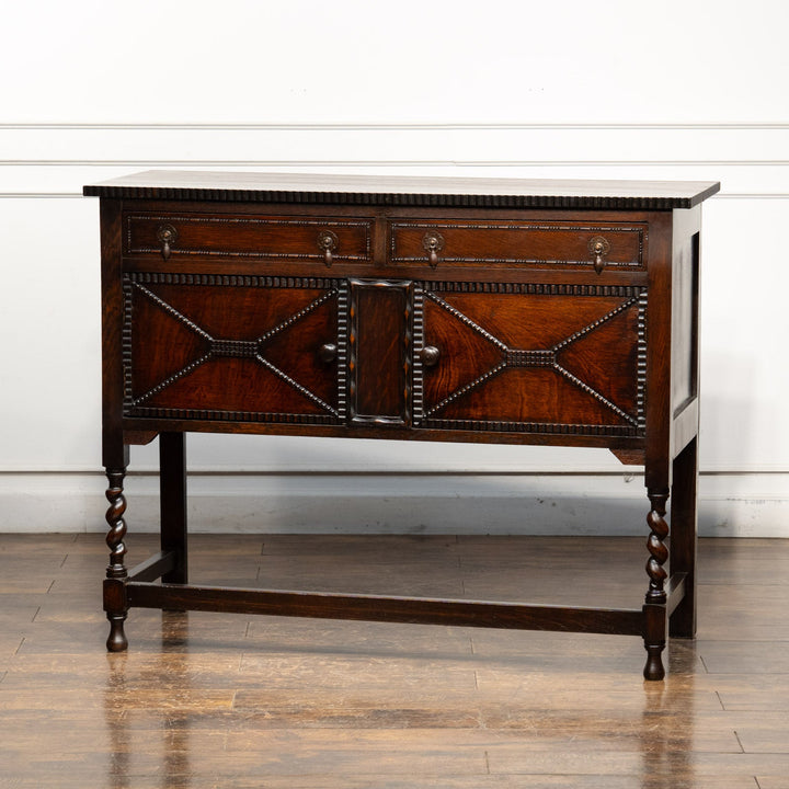 繊細かつ力強さを感じる装飾が目を惹く オーク サイドボード /25F