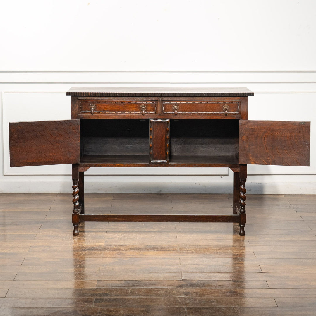 繊細かつ力強さを感じる装飾が目を惹く オーク サイドボード /25F