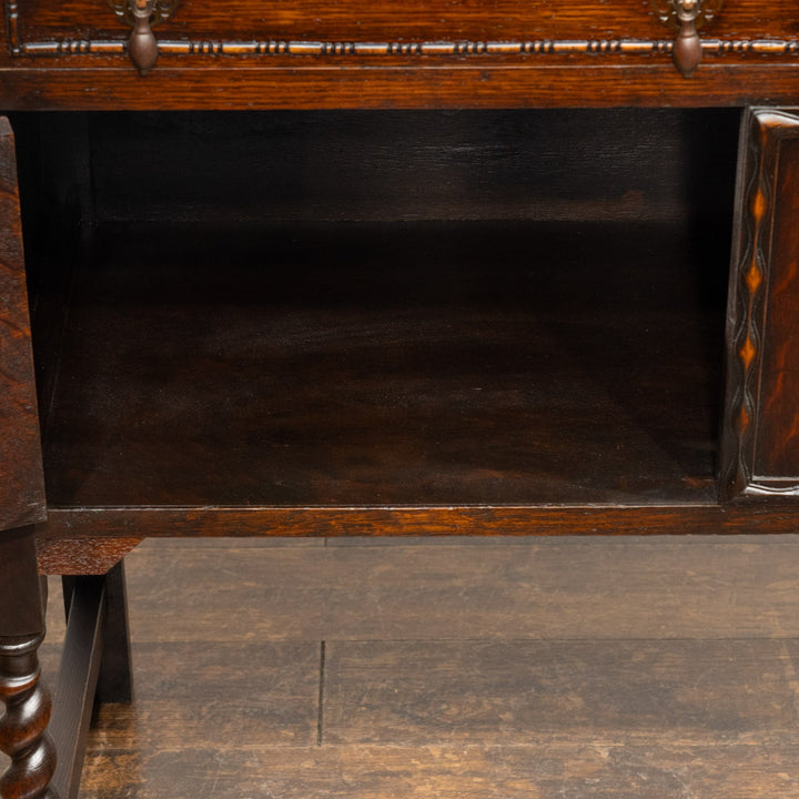 繊細かつ力強さを感じる装飾が目を惹く オーク サイドボード /25F