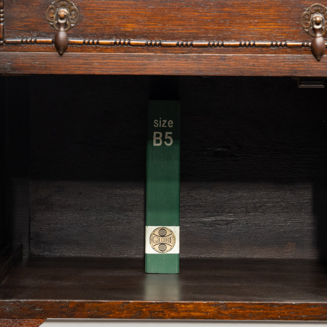 繊細かつ力強さを感じる装飾が目を惹く オーク サイドボード /25F