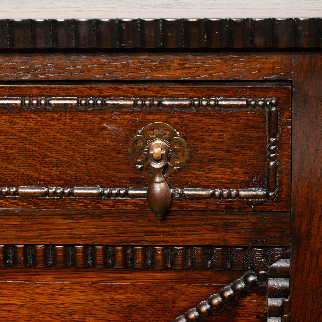 繊細かつ力強さを感じる装飾が目を惹く オーク サイドボード /25F