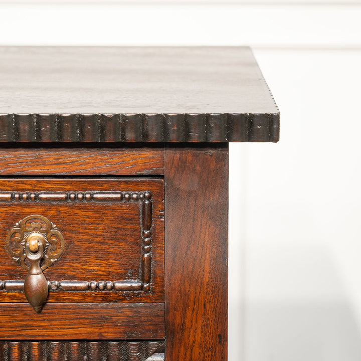 繊細かつ力強さを感じる装飾が目を惹く オーク サイドボード /25F