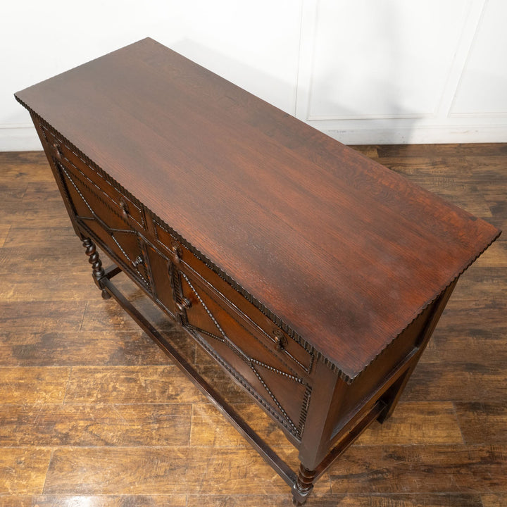 繊細かつ力強さを感じる装飾が目を惹く オーク サイドボード /25F