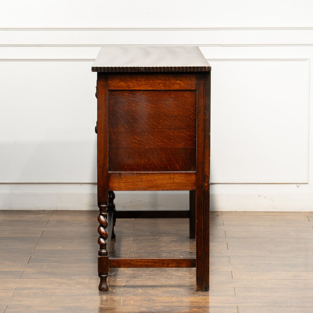 繊細かつ力強さを感じる装飾が目を惹く オーク サイドボード /25F