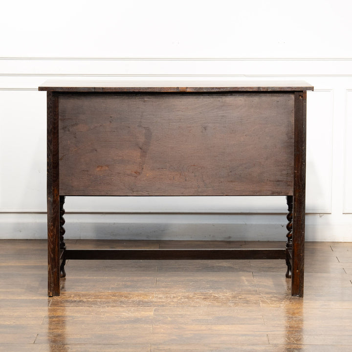 繊細かつ力強さを感じる装飾が目を惹く オーク サイドボード /25F