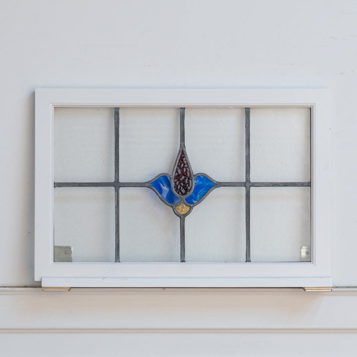 クールな色使いが目を惹く ステンドグラス 645×420