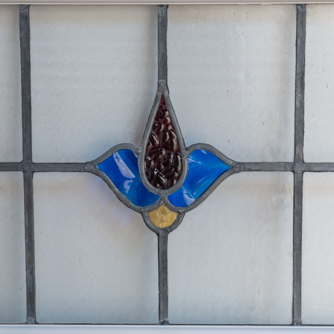 クールな色使いが目を惹く ステンドグラス 645×420