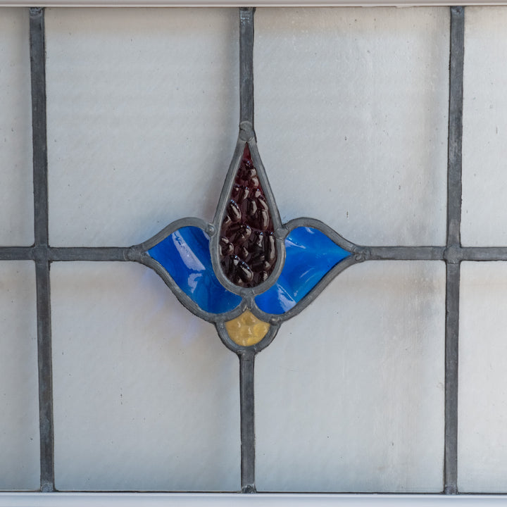 クールな色使いが目を惹く ステンドグラス 645×420