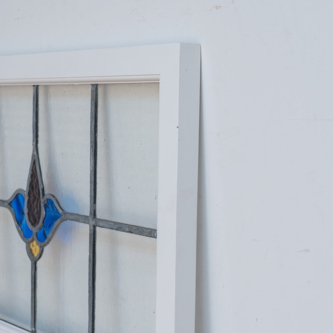 クールな色使いが目を惹く ステンドグラス 645×420