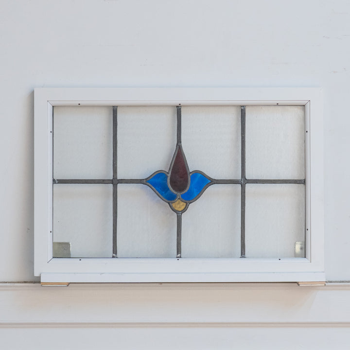 クールな色使いが目を惹く ステンドグラス 645×420