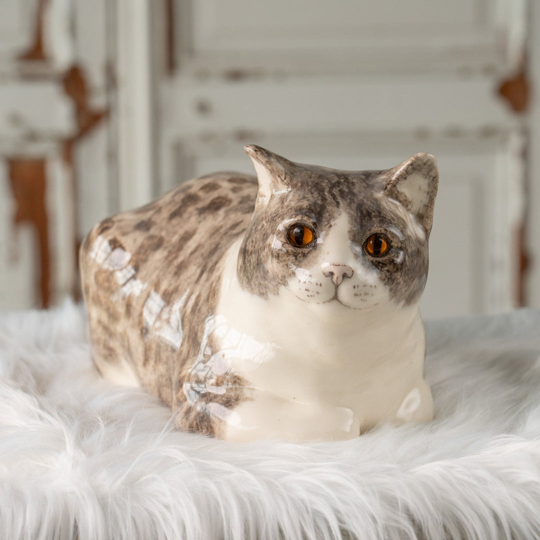 【Winstanley Cat ウィンスタンレイ キャット】香箱座りでリラックスした表情が愛おしい シルバータビー サバトラ猫 /25J