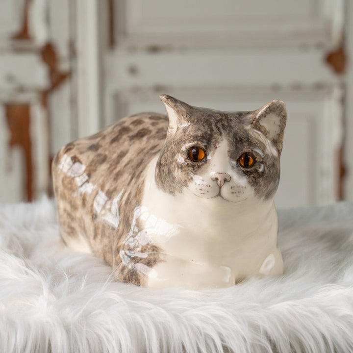 【Winstanley Cat ウィンスタンレイ キャット】香箱座りでリラックスした表情が愛おしい シルバータビー サバトラ猫 /25J