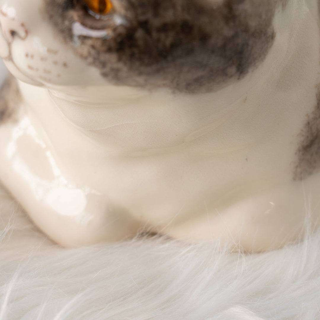 【Winstanley Cat ウィンスタンレイ キャット】香箱座りでリラックスした表情が愛おしい シルバータビー サバトラ猫 /25J