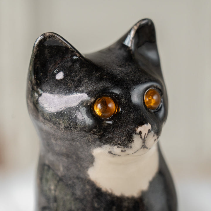 【Winstanley Cat ウィンスタンレイ キャット】ちょこんと座った姿が可愛らしい タキシード 白黒猫 /25J