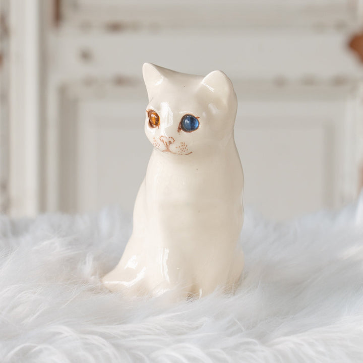 【Winstanley Cat ウィンスタンレイ キャット】きりっとした瞳でこちらを見つめる オッドアイ スノーウィー 白猫 /25J