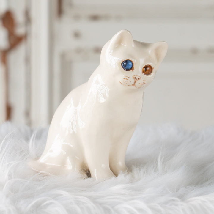 【Winstanley Cat ウィンスタンレイ キャット】こちらを警戒してる表情がリアル オッドアイ スノーウィー 白猫 /25J