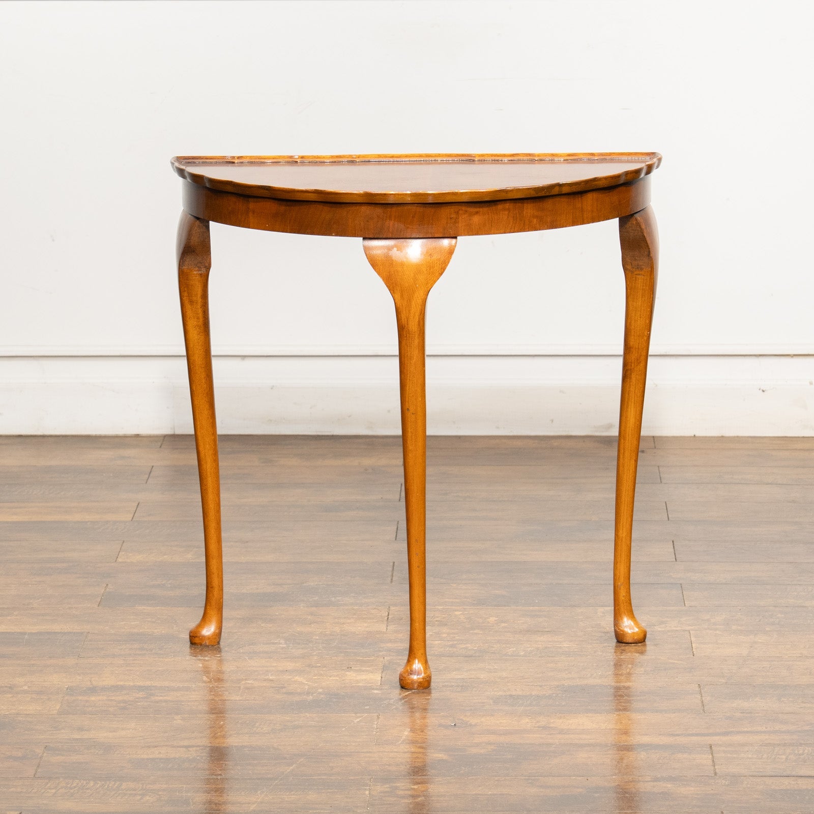 ハーフムーンの天板から伸びるカブリオールレッグがエレガント