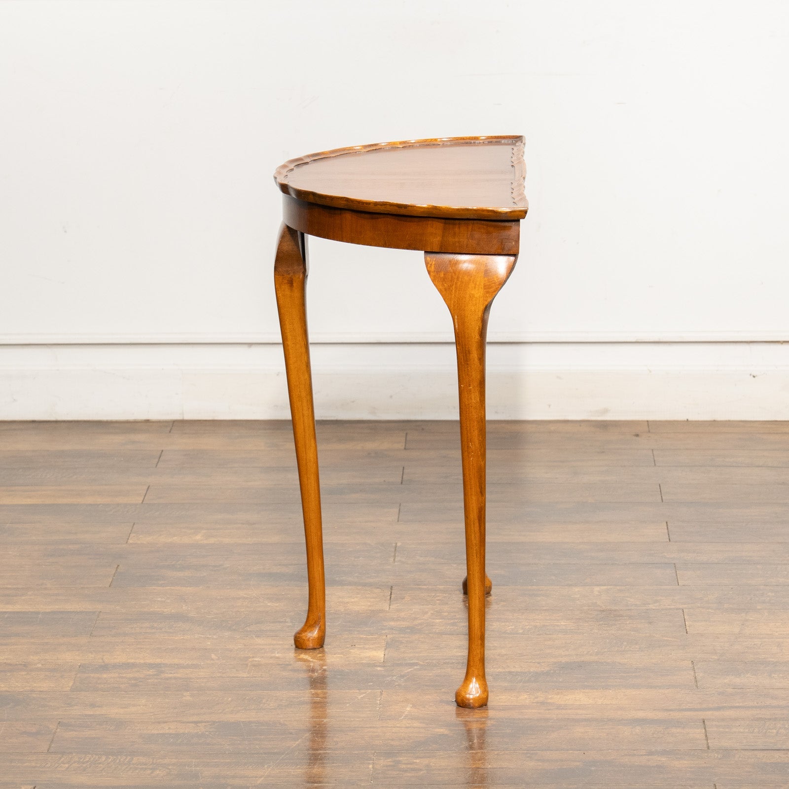 ハーフムーンの天板から伸びるカブリオールレッグがエレガント