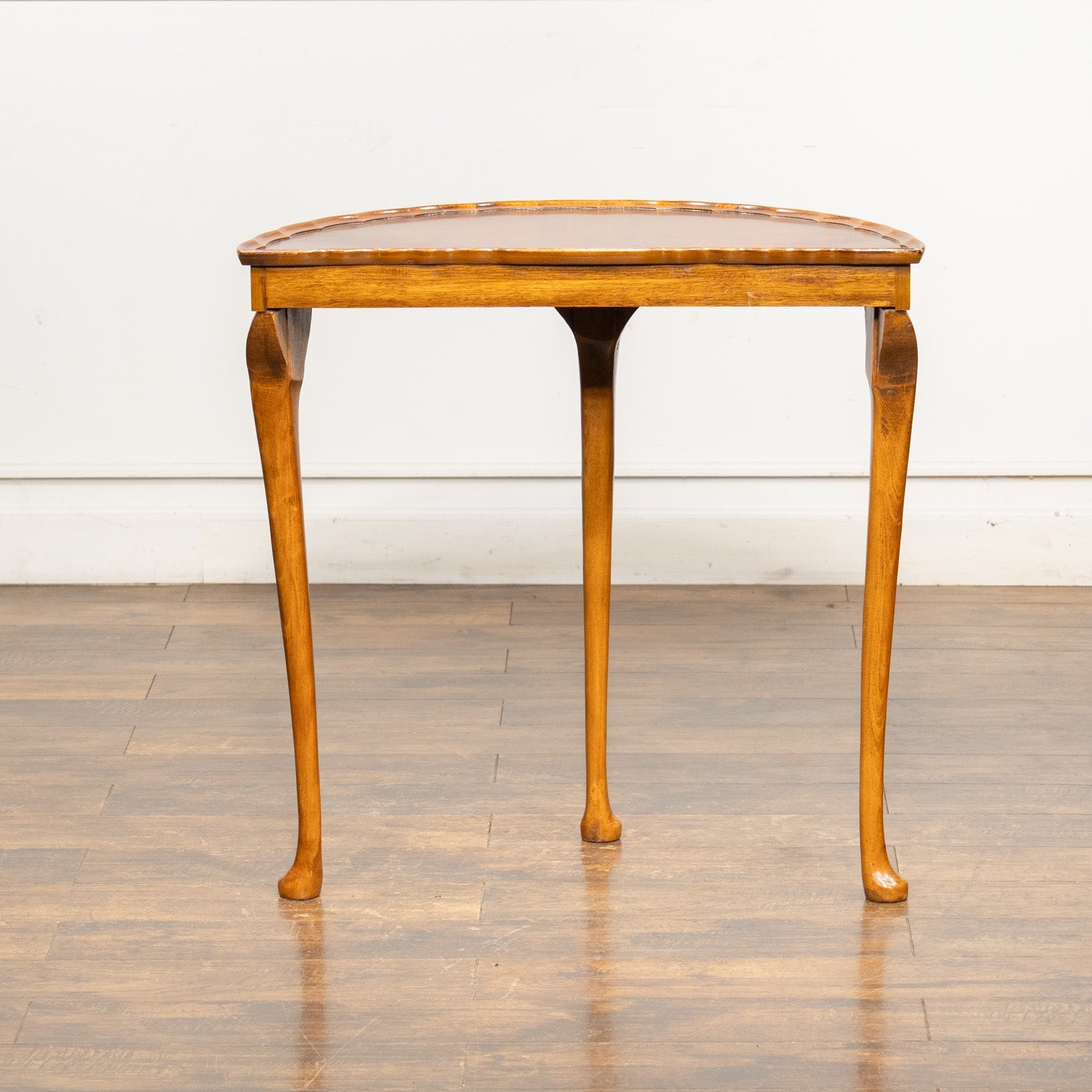 ハーフムーンの天板から伸びるカブリオールレッグがエレガント