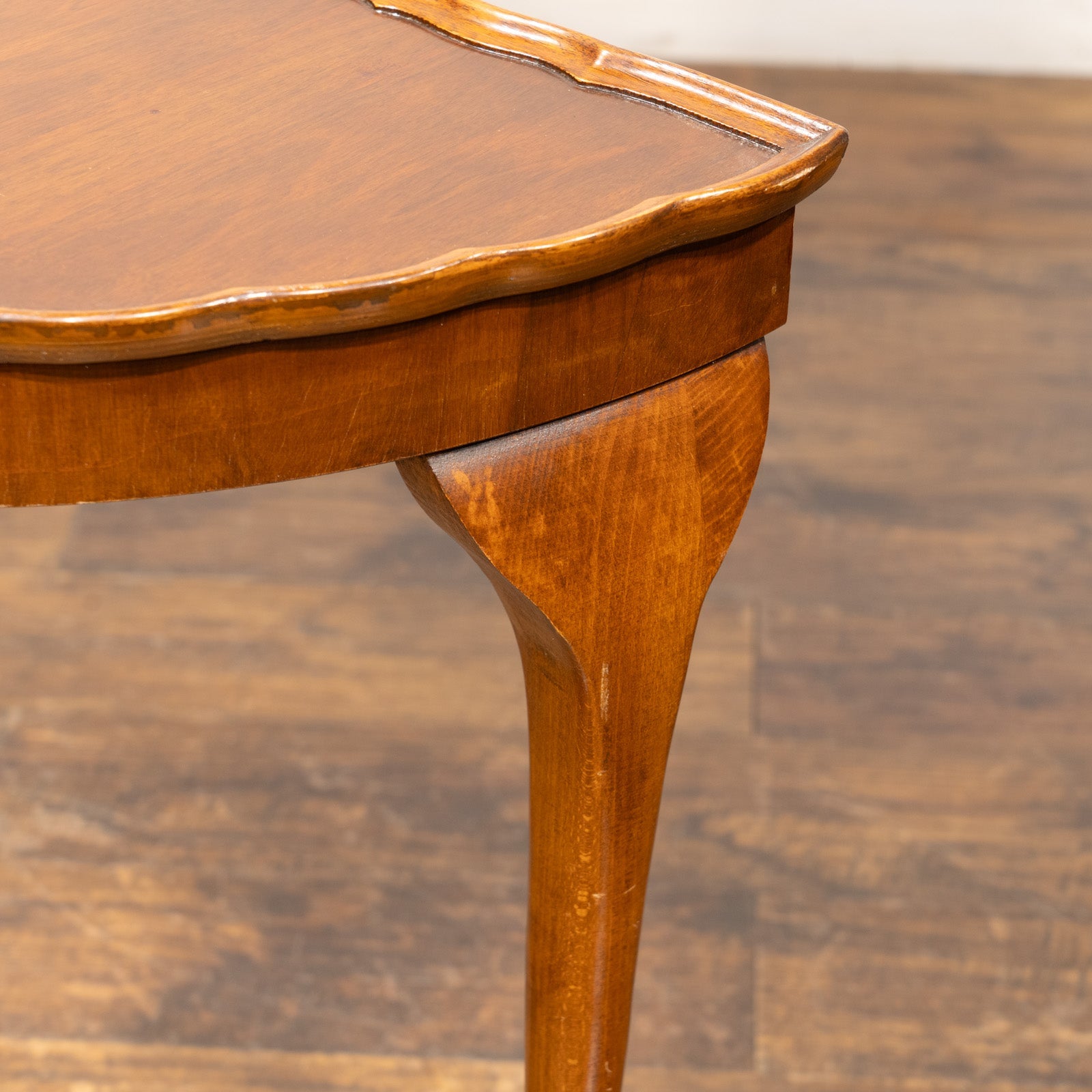 ハーフムーンの天板から伸びるカブリオールレッグがエレガント