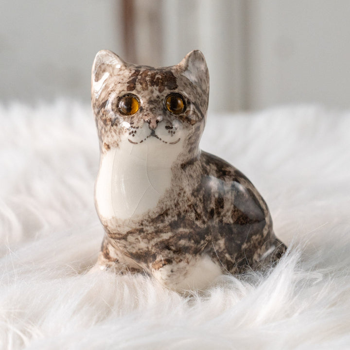 【Winstanley Cat ウィンスタンレイ キャット】片足出してちょこんと座ったキュートなフォルム シルバータビー サバトラ猫 /25L