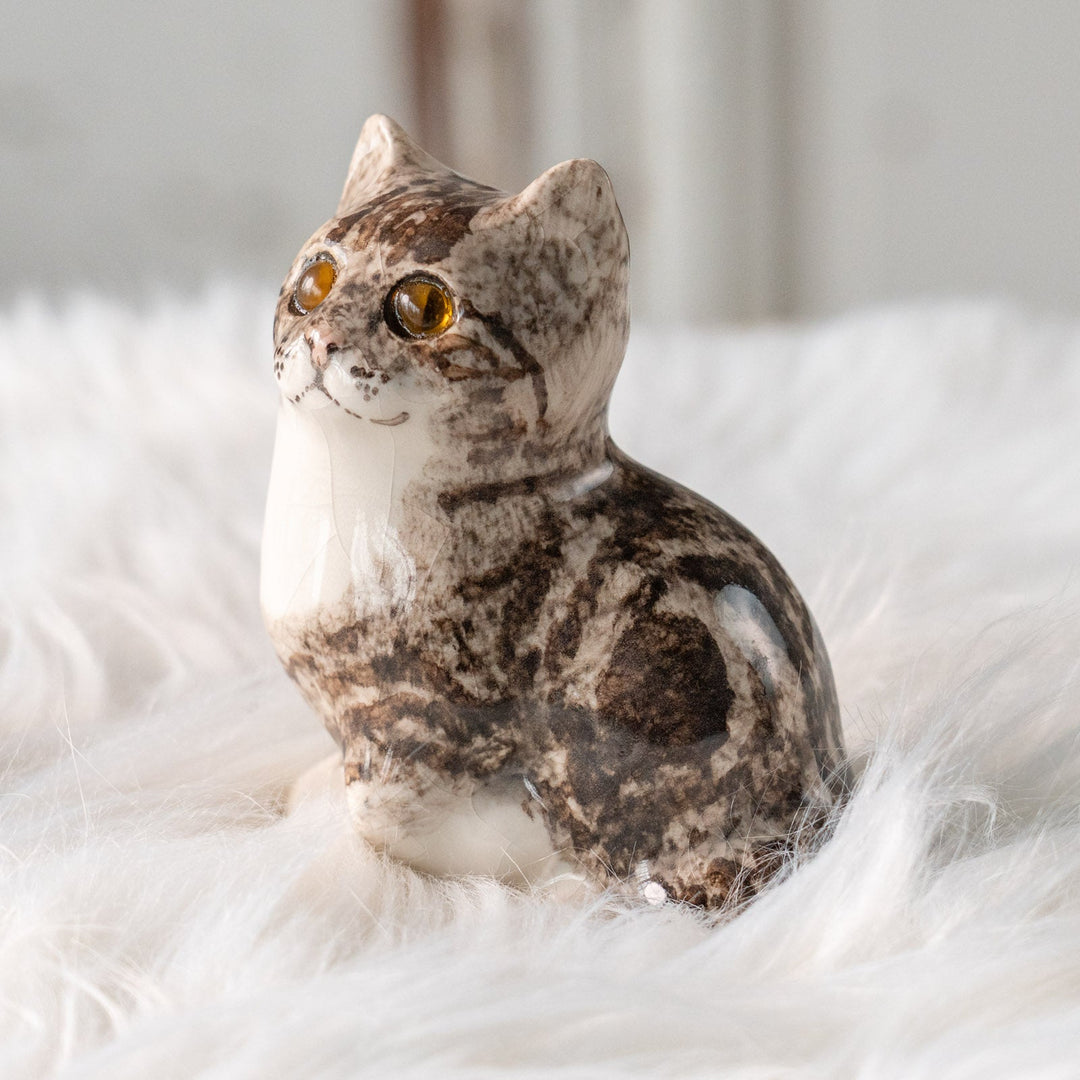 【Winstanley Cat ウィンスタンレイ キャット】片足出してちょこんと座ったキュートなフォルム シルバータビー サバトラ猫 /25L