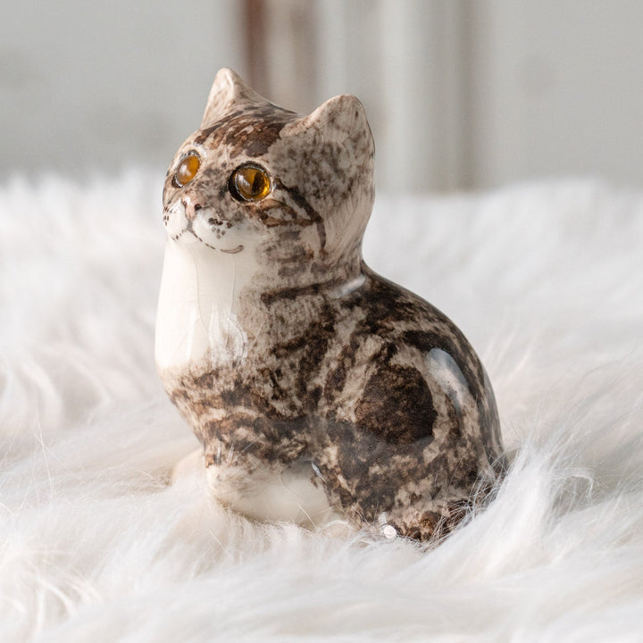 【Winstanley Cat ウィンスタンレイ キャット】片足出してちょこんと座ったキュートなフォルム シルバータビー サバトラ猫 /25L