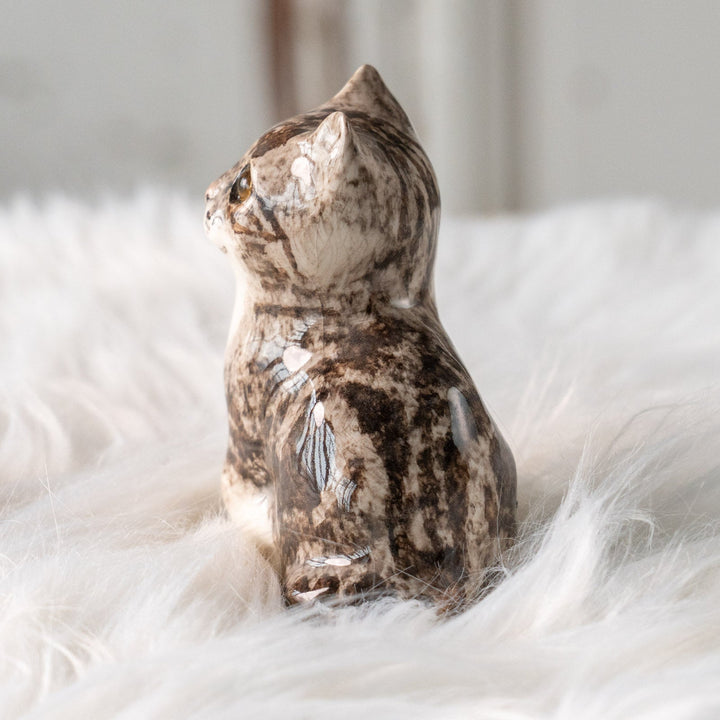 【Winstanley Cat ウィンスタンレイ キャット】片足出してちょこんと座ったキュートなフォルム シルバータビー サバトラ猫 /25L