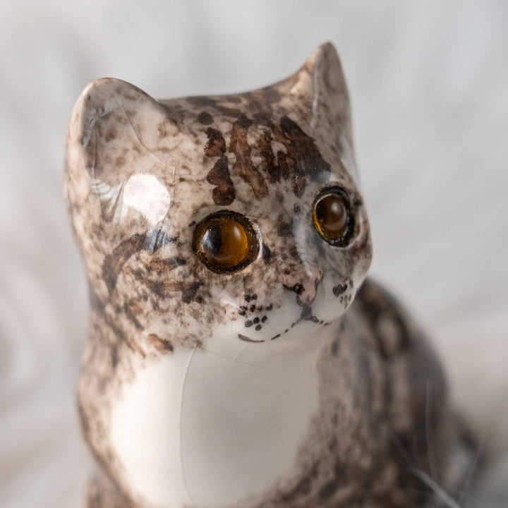 【Winstanley Cat ウィンスタンレイ キャット】片足出してちょこんと座ったキュートなフォルム シルバータビー サバトラ猫 /25L